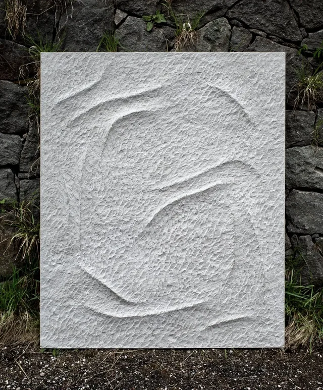 Künstlerisches QuasiStein-Relief im Außenbereich